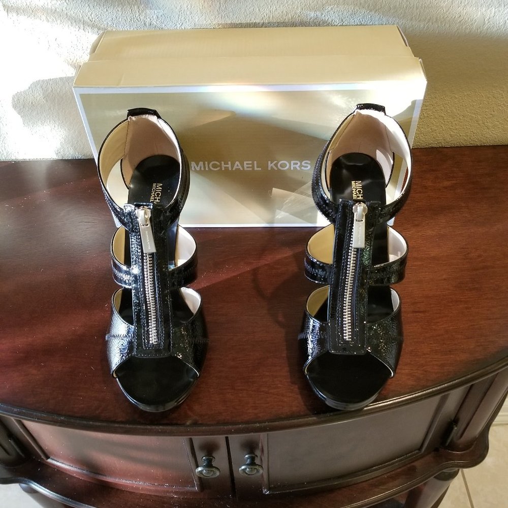 Michael Kors Berkley  Tstrap heel